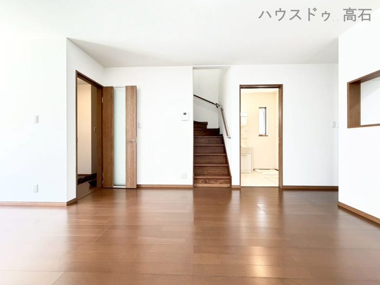 人気のリビング階段とスムーズな水回り動線が魅力!料理中も家族を見守れる安心の間取りです。