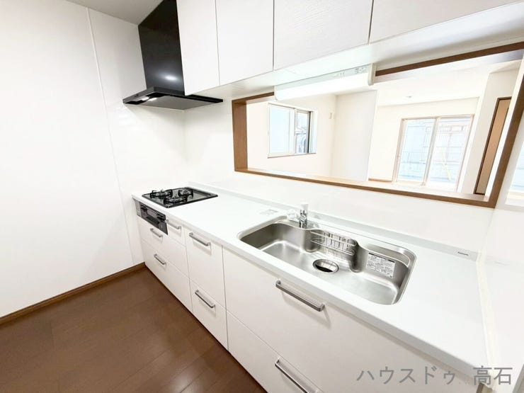 対面キッチンでご家族との会話を楽しみながらお料理ができる、温かみのある住まいです。