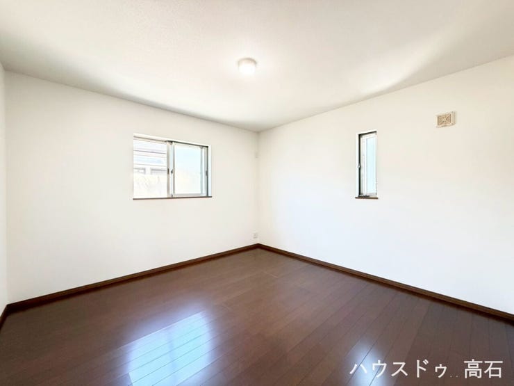 8畳洋室
2面採光で明るく、ゆとりある8帖の洋室です。大型ベッドを置いても空間に余裕があります。