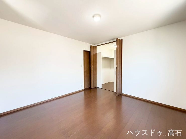 8畳洋室
服や季節の荷物もすっきり片付くウォークインクローゼット付きで、お部屋をより広くお使いいただけます。