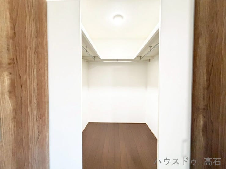 8畳洋室
奥には衣類だけでなく、スーツケースや家電なども丸ごと収納できる便利なWICを備えています。