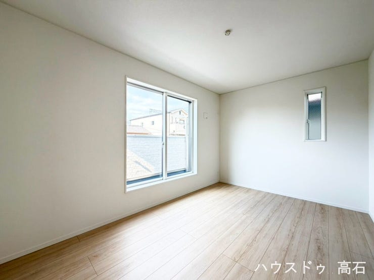 6.7畳洋室
大きな窓から陽光がたっぷり差し込む、明るく暖かなお部屋です。お洗濯物や布団を干す際もスムーズに出入りできます。