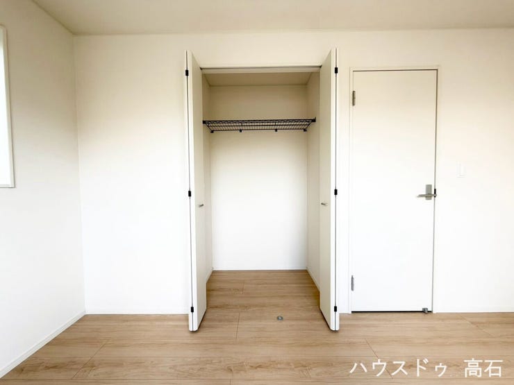 6.7畳洋室
たっぷりしまえるクローゼット完備!お部屋を広く使えます。