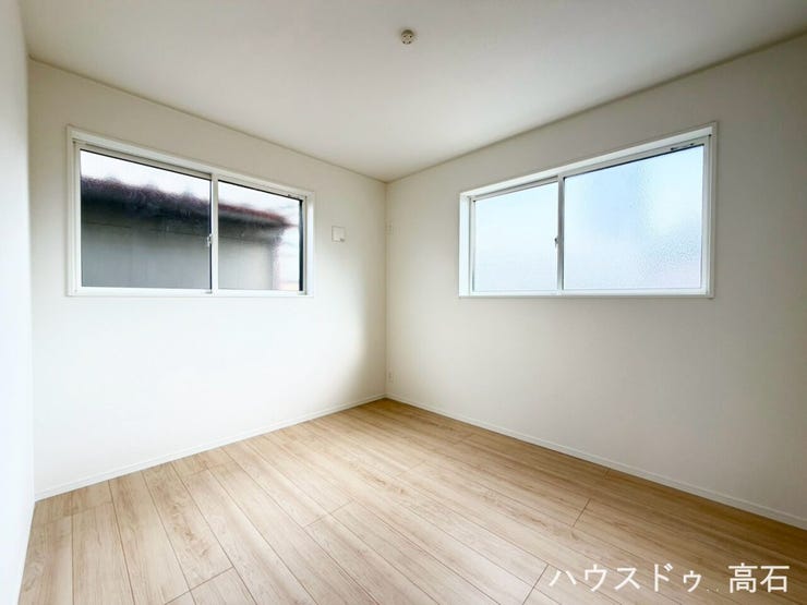 5.2畳洋室
高い位置にある窓からは心地よい光が差し込み、外からの視線も気になりにくいプライベート性の高い一室です。