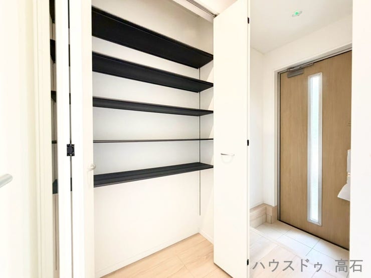 十分な靴収納を備えた玄関で、すっきりとした美しい空間を維持できる設計です。