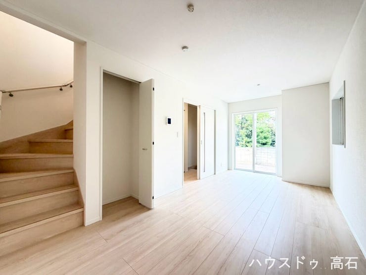 陽光あふれる明るいリビング空間