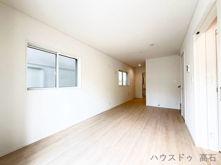 リビング内に扉付きの収納を完備。掃除道具や日用品をすっきりしまえて、空間を美しく保てます。