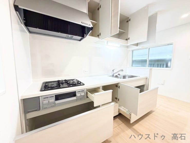 上下にたっぷりしまえる収納に加え、足元には床下収納を完備!買い置きの食材や防災備蓄もスッキリ収まります。