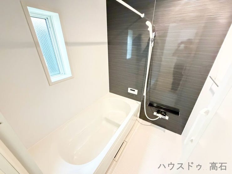 落ち着いたダーク調のアクセントパネルが高級感を演出。一日の疲れをゆったり癒やせる上質なリラックス空間です。