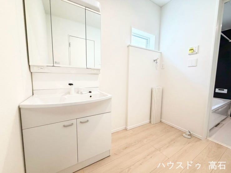 身だしなみを整えやすい大きな三面鏡付き。鏡の裏は収納スペースになっており、歯ブラシや化粧品などをすっきり整理できます。