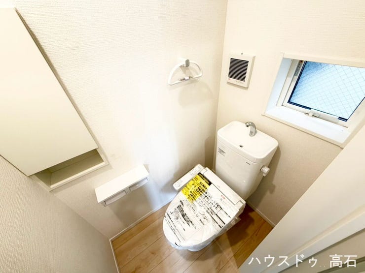 1階トイレ
温水洗浄便座付きの快適なトイレ。窓による自然換気に加え、ペーパー類をすっきり収納できるスペースも確保されています。