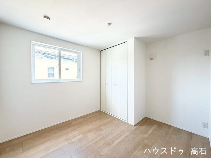 4.7畳洋室
高い位置にある窓からは心地よい光が差し込み、外からの視線も気になりにくいプライベート性の高い一室です。