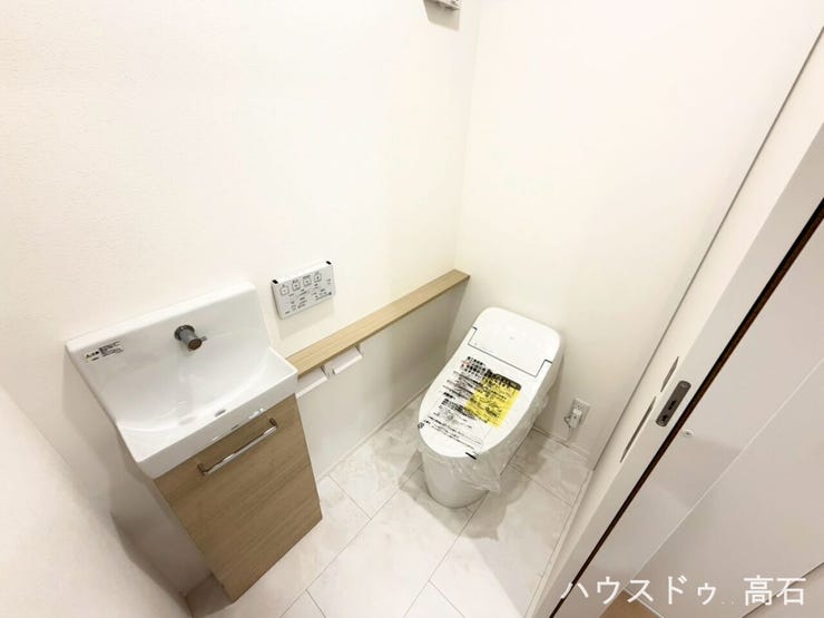 1階トイレ
独立手洗い器&カウンター付き。機能美を追求したスタイリッシュなトイレ。