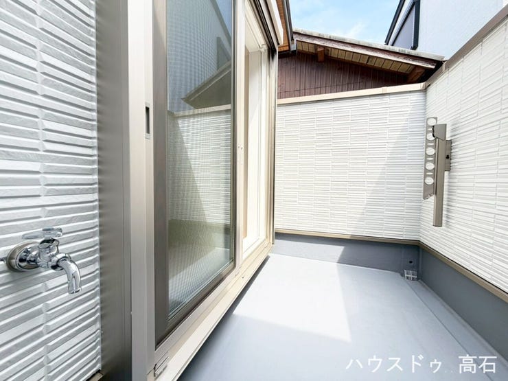 水栓付きで掃除もラクラク!プライベート感のある広々バルコニー。