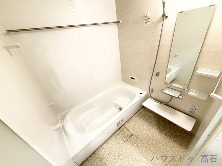 清潔感あふれるバスルームは、明るく心地よい空間。ゆとりある浴槽でリラックスしたバスタイムを楽しめます。