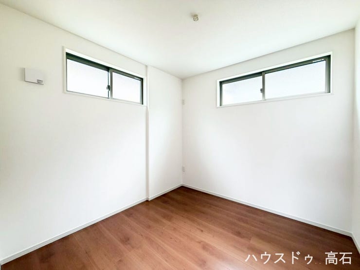 4.5畳洋室
高い位置にある窓からは心地よい光が差し込み、外からの視線も気になりにくいプライベート性の高い一室です。