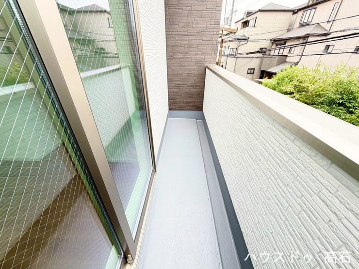 広さのあるバルコニーは日当たりも良く、ご家族の洗濯物もたっぷり干せる便利なスペース。