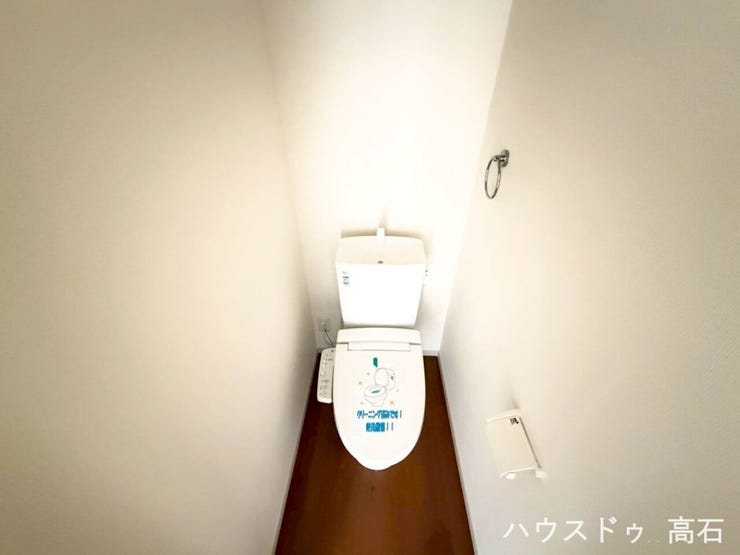 白を基調とした清潔感あふれるトイレ空間。