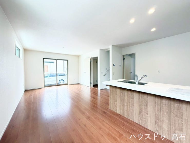 窓から自然光が差し込む、明るく開放感のあるリビングです。