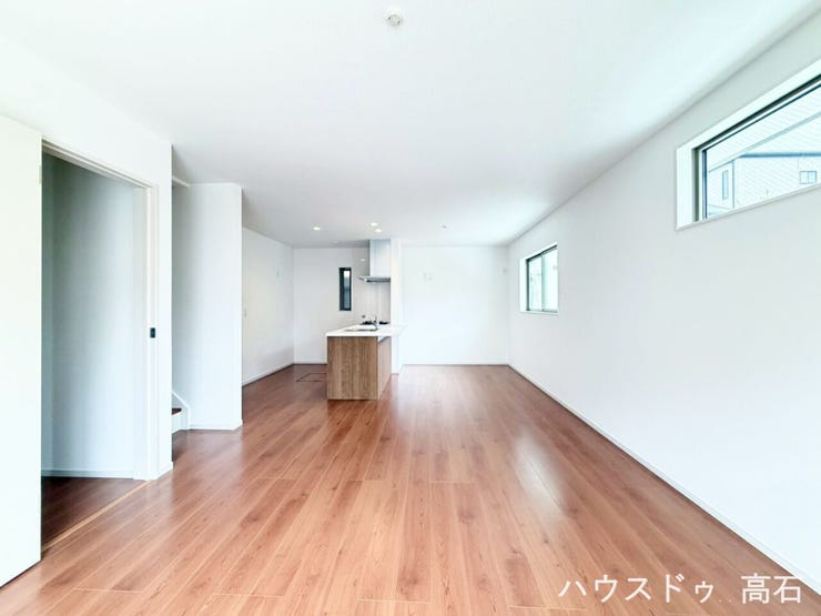 暖かみのある木製フローリングが、室内に心地よい温かみと上質さを加えます。