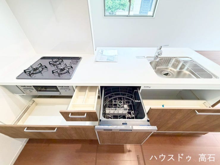 収納力のあるシステムキッチン。
