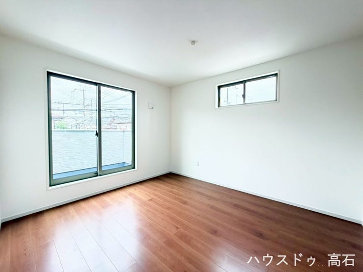 7.25畳洋室
大きな窓から明るい光が差し込む洋室。