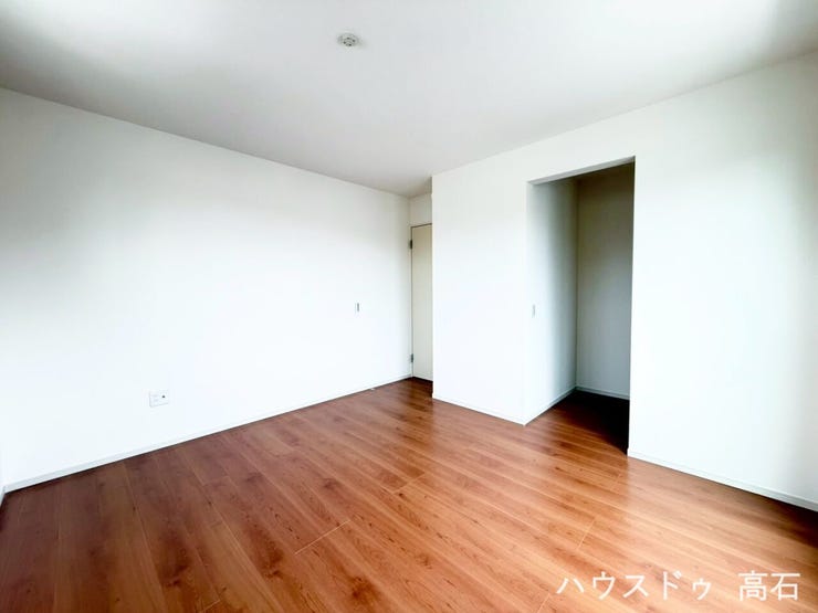 7.25畳洋室
クローゼット付きで収納も確保され、主寝室として快適にお使いいただけます。