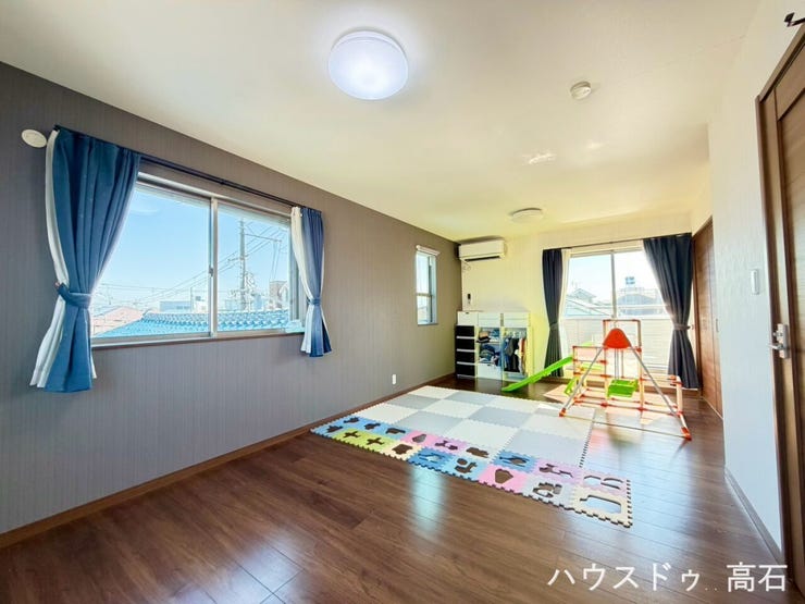 12.9畳洋室
2面採光で明るさバツグン!子育てファミリーにも嬉しい多用途な大空間