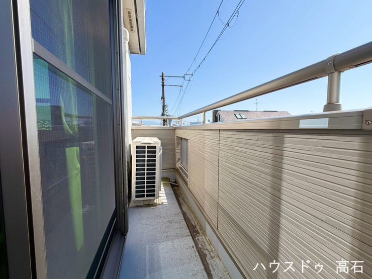 日当たりの良いバルコニーで、洗濯物もよく乾く快適なスペース。
