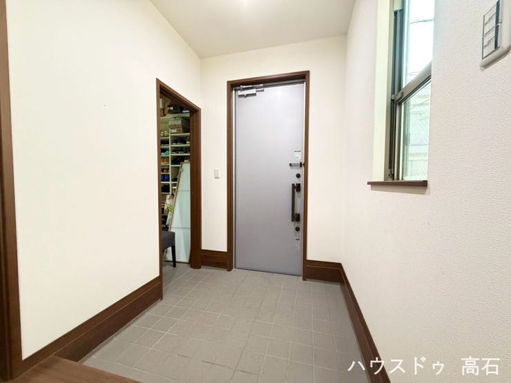 小窓からの自然光で明るく開放的!家族やゲストを心地よく迎える玄関