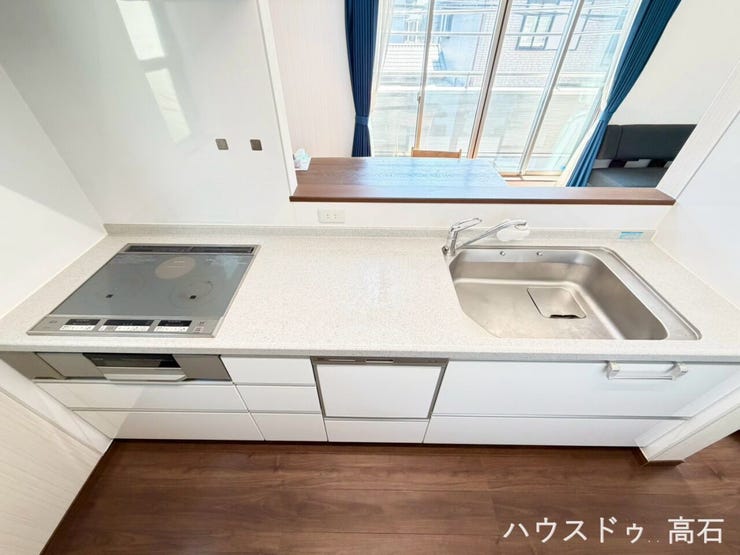 料理中もリビングが見渡せる!開放感と機能性を備えたカウンターキッチン