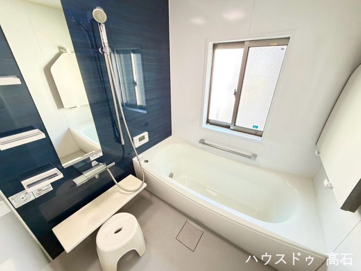 小窓付きで自然換気もバッチリ!日々の疲れを癒やす広々バスルーム