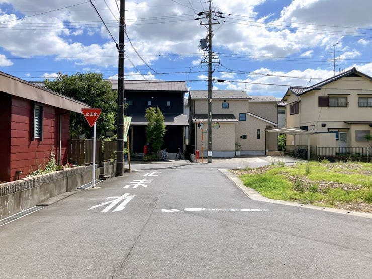 【前面道路】
交通量が少なく静かな環境のため、歩行者や高齢者、お子様にも安心の立地です♪
周辺の騒音も少ないため、落ち着いた雰囲気の中で穏やかな毎日を過ごしたい方にぴったりの住環境です!