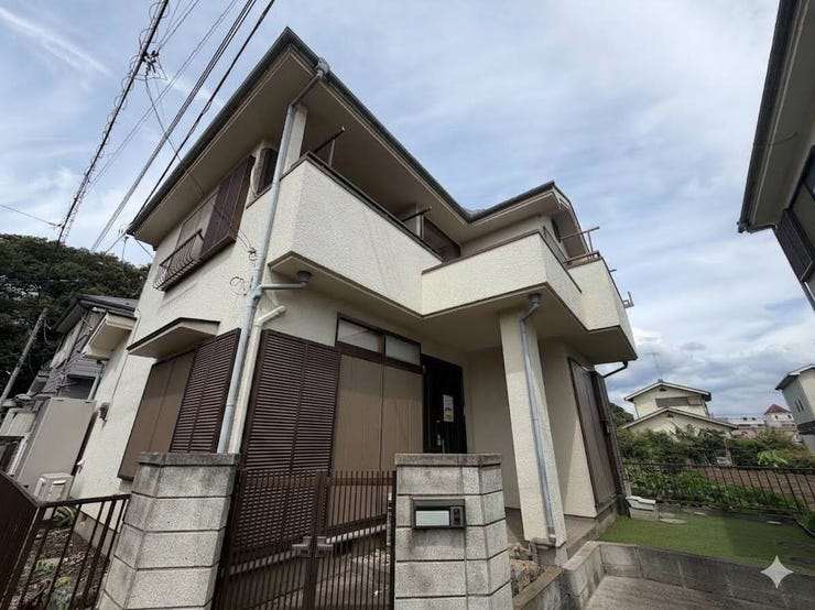 【外観】
【緑に囲まれた閑静な住宅街】
南向きで陽当り良好な広々2階建て一戸建て!