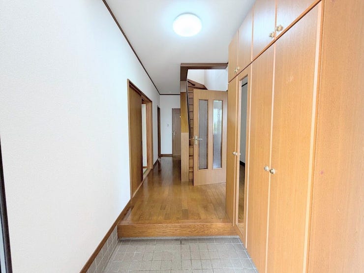【お出かけ前の身だしなみチェック】大型ミラー付きで毎日の準備がスムーズになる、広々エントランス