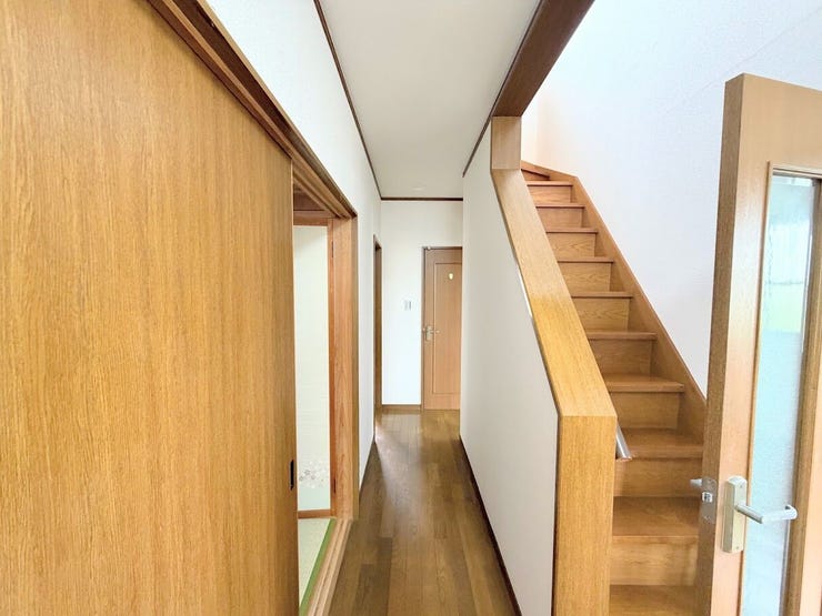 光が差し込む明るい廊下と、開放感のあるリビング階段の住まい。