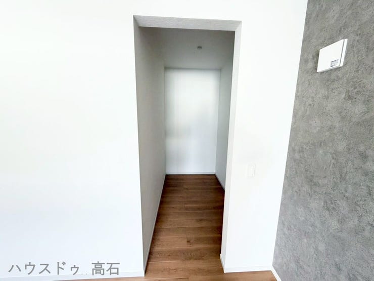 コンパクトながら奥行きのあるウォークインクローゼットで、効率よく収納できる機能的な住空間です。