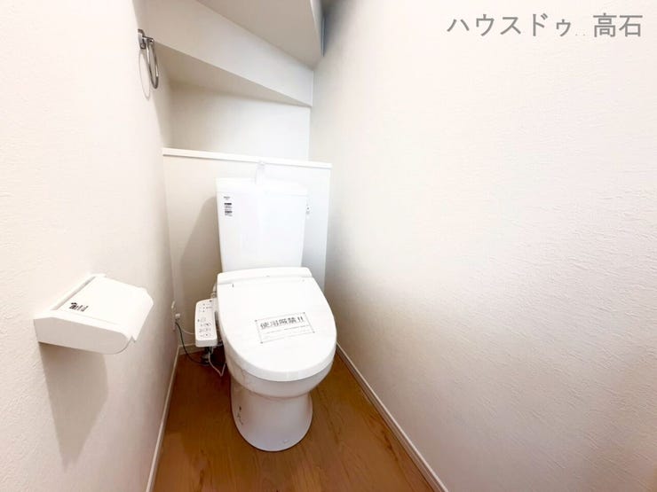 トイレ背面には収納スペースがあり、トイレットペーパーや掃除用品などをすっきり収納できる使い勝手の良い設計です。