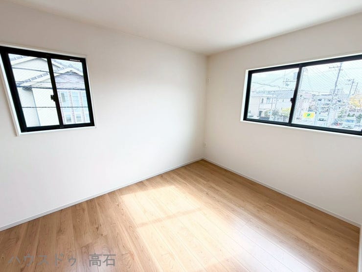 両側に窓を備えた明るい洋室は、自然光がしっかり入り風通しも良好。快適で心地よい居住空間です。