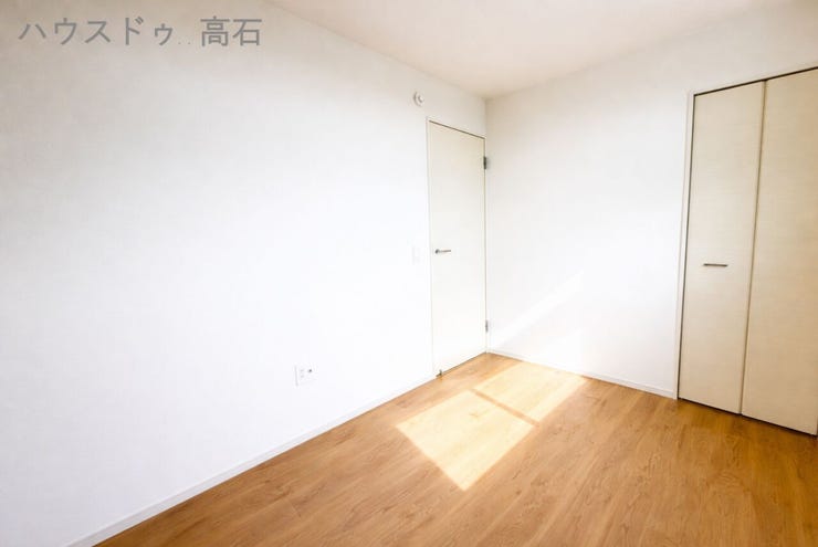 シンプルで使いやすい洋室。家具の配置がしやすく、収納と組み合わせてすっきりとした暮らしが実現できます。
