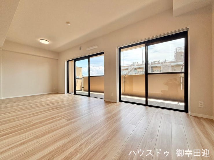 ■安らぎと笑顔の中心地■陽光が優しく降り注ぎ、会話が自然と弾む。ここでは、毎日が特別な時間へと変わります。