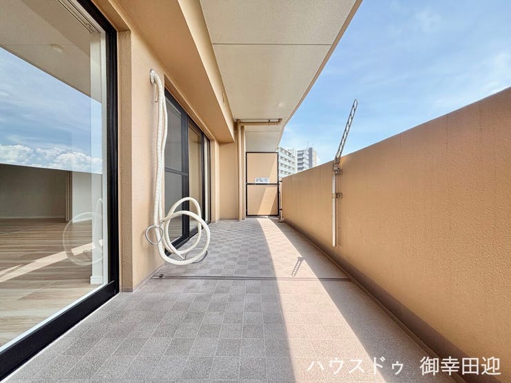 ■空の下の開放的な特等席■日光浴や読書、外の空気を感じながらリフレッシュ。暮らしを豊かにする、もう一つの心地よい空間です。