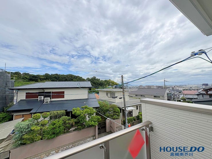 バルコニーからは開放感あふれる心地よい景色が広がります。前方を遮る高い建物がなく、青空を仰ぎながら心地よい風を感じてリフレッシュできる特別なスペースです!