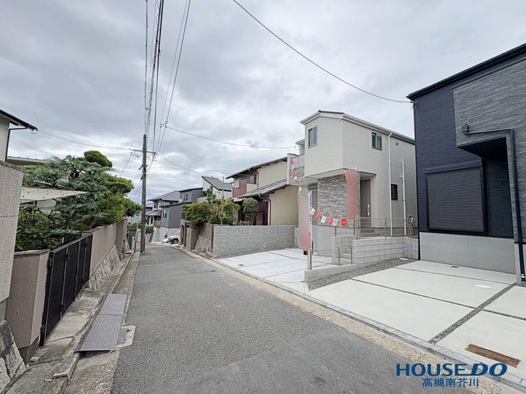 すっきりと整備された幅員のある前面道路です。落ち着いた住環境で車の出し入れもしやすく、お子様の通学や毎日の移動も安心感のある住環境が整っています!