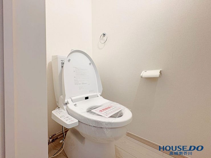 清潔感のあるモダンなデザインの1階トイレです。手洗い器やペーパーホルダーも使いやすく配置され、快適な個室空間を実現しています。