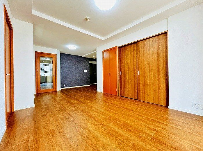 【外観】
バス停徒歩2分!南向き×リフォーム済みの快適住まい!ウォークインクローゼット+2面バルコニー♪