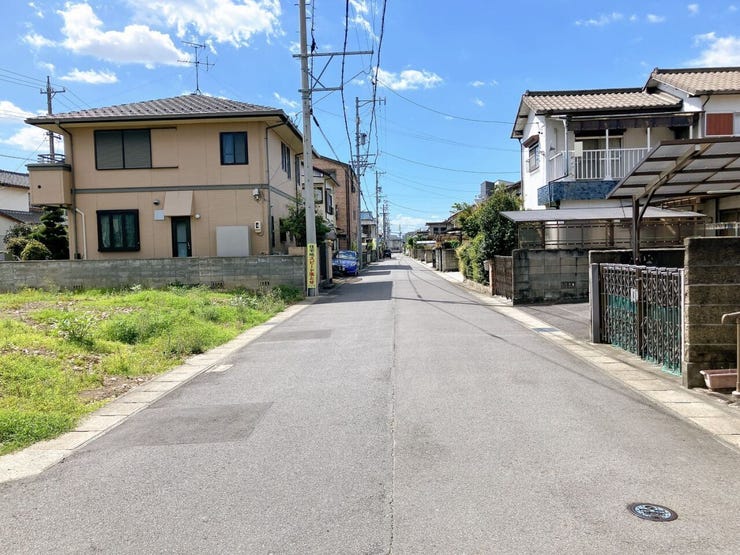 【前面道路】
大型車の通行が少なく、静かで落ち着いた環境が魅力です♪
小さなお子さんがいるご家庭でも安心して暮らせます!
車がスピードを出しにくく、交通事故のリスクも低減される安全な住環境です!
