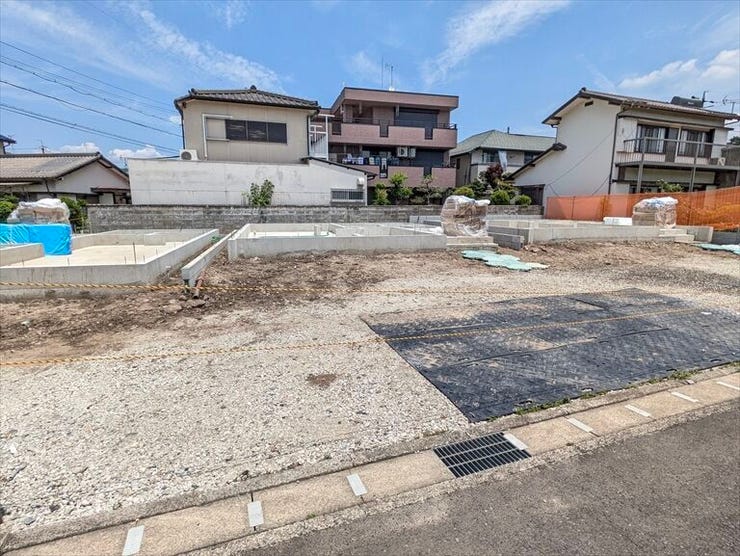【同社施工例】
ゆとりある駐車スペースを確保。