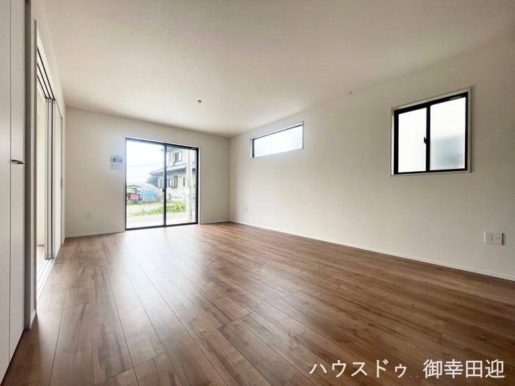 ■安らぎと笑顔の中心地■陽光が優しく降り注ぎ、会話が自然と弾む。ここでは、毎日が特別な時間へと変わります。