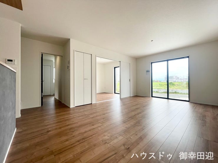 ■安らぎと笑顔の中心地■陽光が優しく降り注ぎ、会話が自然と弾む。ここでは、毎日が特別な時間へと変わります。